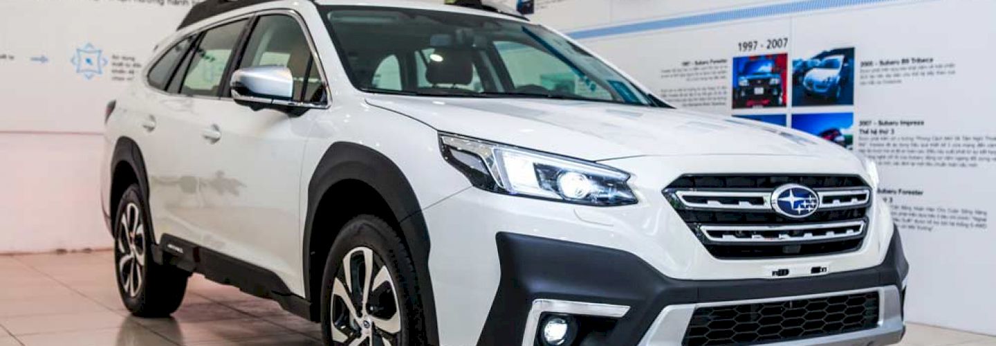 Subaru Outback 2021 mầu trắng cực độc giá gần 2 tỷ đồng trưng bày tại Hà Nội